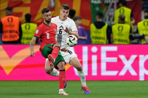 Bruno Fernandes and Jaka Bijol fight for the ball 